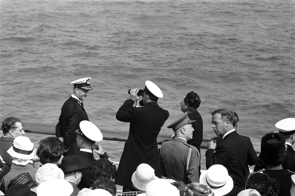 Vlootschouw bij de Scheveningse Pier. Koningin Juliana, prins Bernhard en vice …, Bestanddeelnr 912-7060