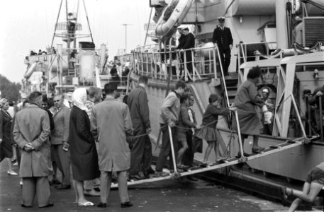 Vlootdagen in Den Helder . Bezoekers op de schepen, Bestanddeelnr 912-8451