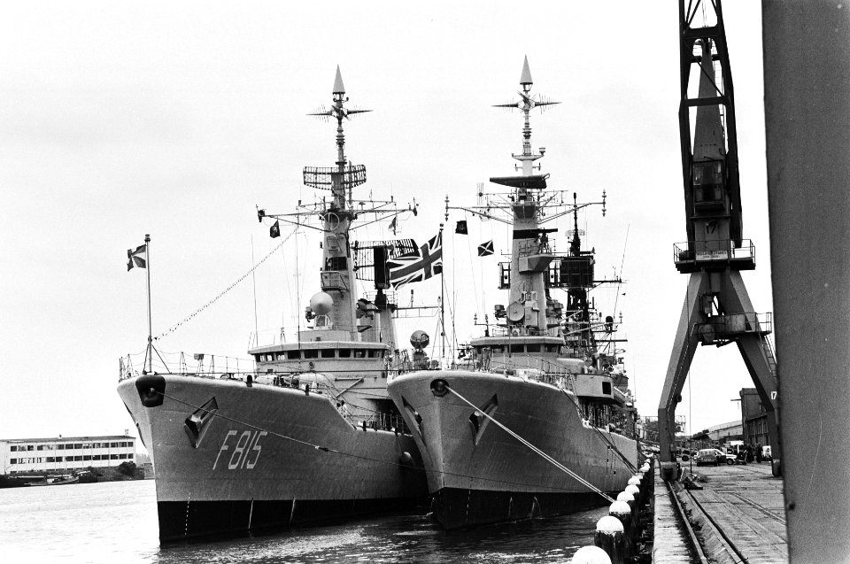 Vlootverband van de NAVO in Amsterdam HMS Evertsen (links) en de HMS Ariadne, Bestanddeelnr 930-2830
