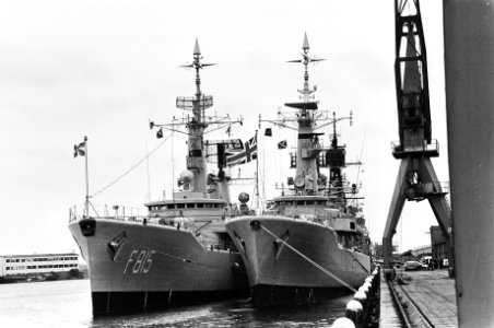 Vlootverband van de NAVO in Amsterdam HMS Evertsen (links) en de HMS Ariadne, Bestanddeelnr 930-2830