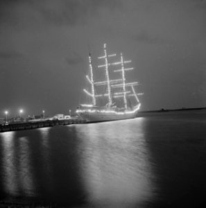 Vlootdagen in Den Helder , een Duits Marine opleidingsschip de Gorch Fock verlic, Bestanddeelnr 919-4256