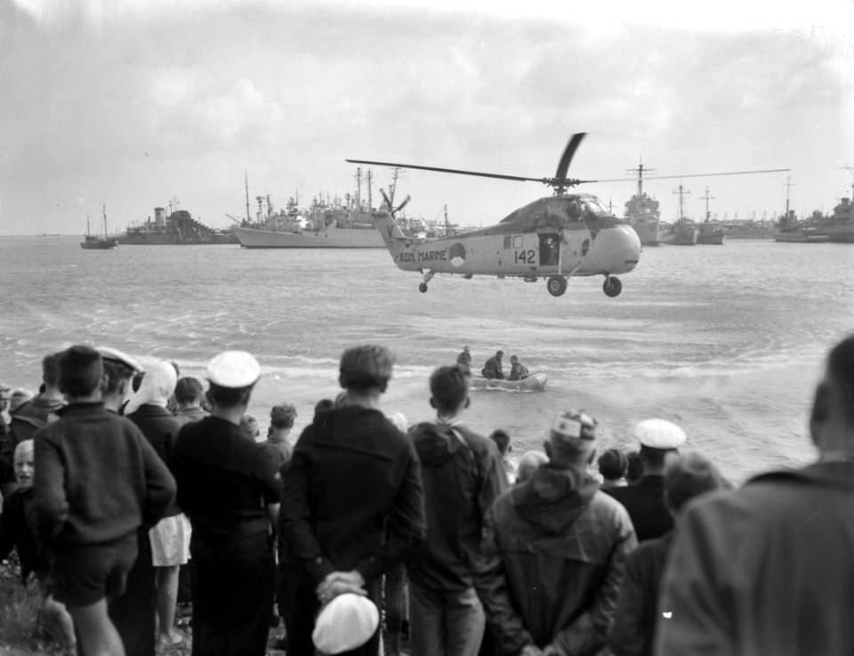 Vlootdagen in Den Helder , helicopters tijdens demonstratie, Bestanddeelnr 911-5146