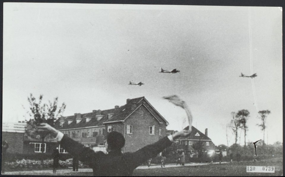 Voedseldroppings in april 1945, Bestanddeelnr 120-0739