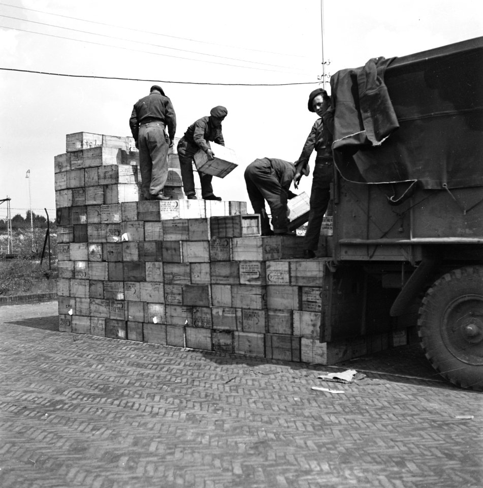 Voedseltransporten van Wageningen naar West-Nederland kort voor de capitulatie , Bestanddeelnr 900-2756