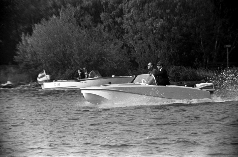Vlootschouw t.g.v. 75-jarig bestaan KVNWV, gehouden op Westeinderplassen, Prins , Bestanddeelnr 917-8022