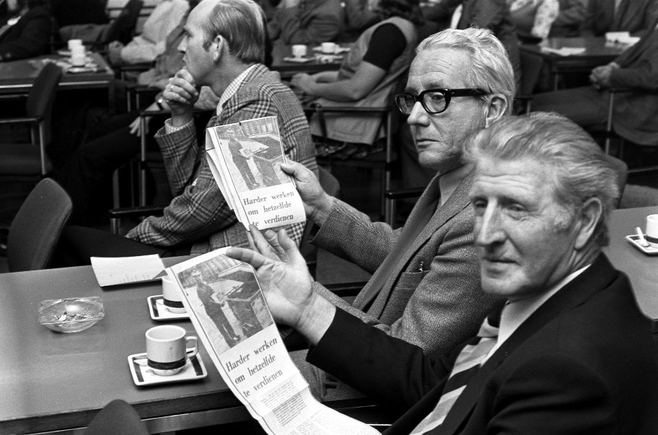 VNU-bezorgers in protest bijeen in Utrechts congrescentru ivm plannen VNU om , Bestanddeelnr 927-4792