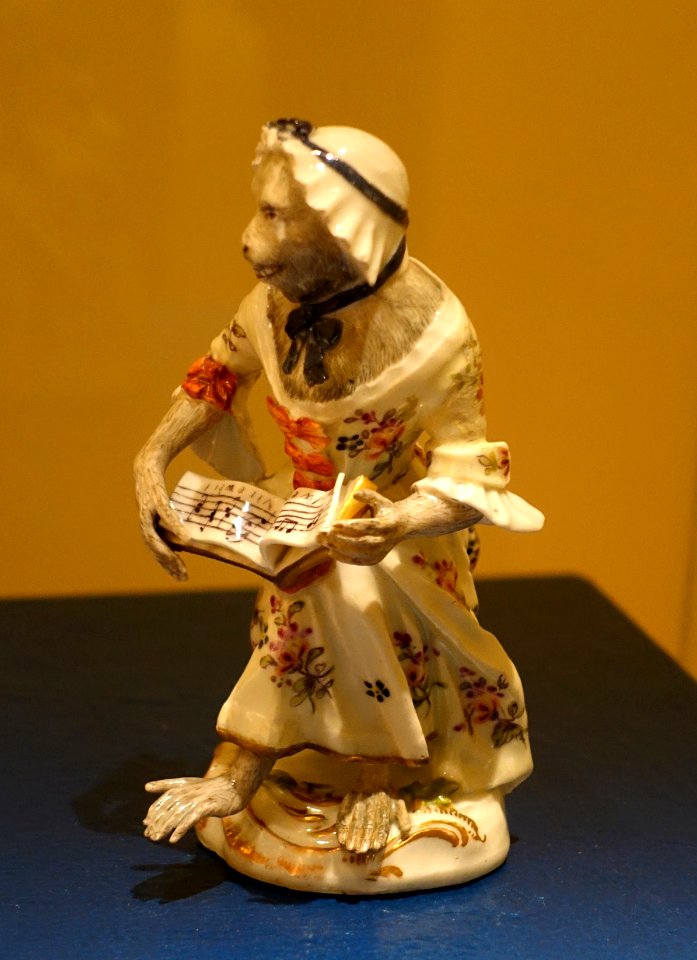 Vocalist, Monkey Band figure by Johann Christof Rombrich, Porzellanmanufaktur Fürstenberg, 1775 AD, porcelain - Braunschweigisches Landesmuseum - DSC04942