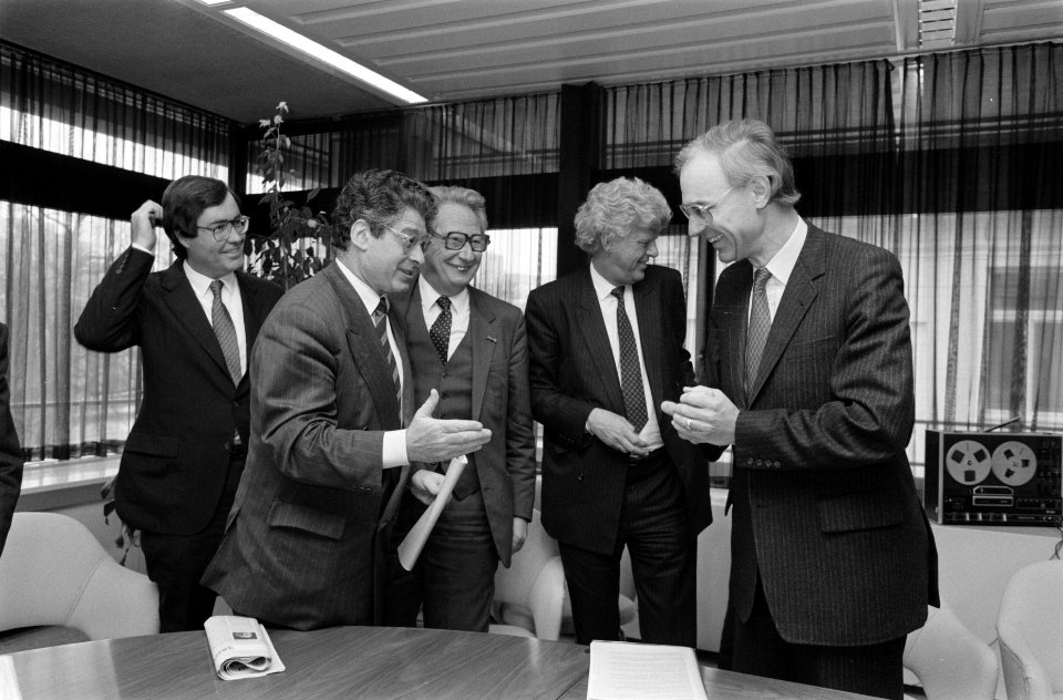 Vn links naar rechts wethouder Van Duyn, burgemeester Van Thijn, ABN-topman Haze, Bestanddeelnr 934-4230