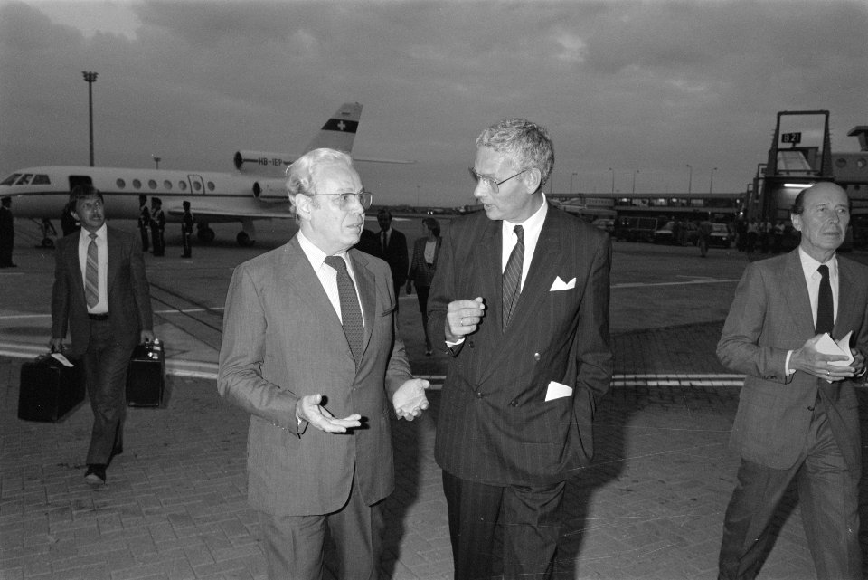 VN-secretaris-generaal Perez de Cuellar op Schiphol begroet door minister Van de, Bestanddeelnr 934-3063