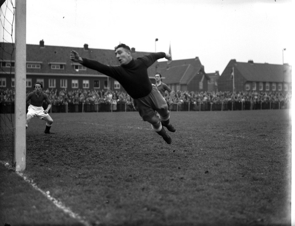 Volewijckers tegen Stormvogels 1-1. Keeper Piet Kraak in actie, Bestanddeelnr 934-5250