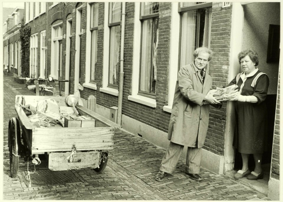 Voddenboer J. van Schagen met zijn motorbakfiets in de binnenstad van Haarlem. NL-HlmNHA 5400465057