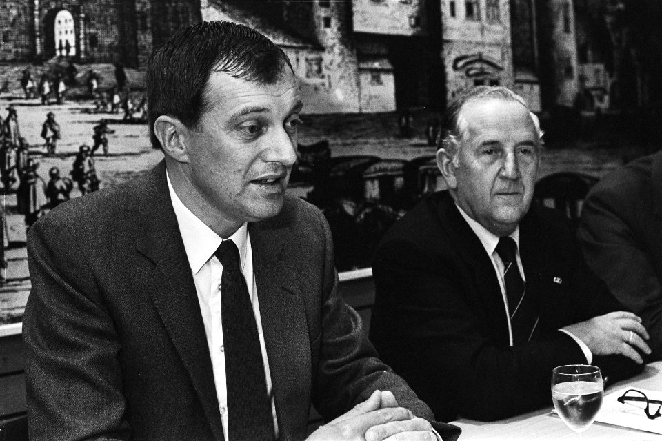VNO-voorzitter Van Veen (r) en prof. dr. J. Klaassen, die een boek heeft geschre, Bestanddeelnr 932-7009