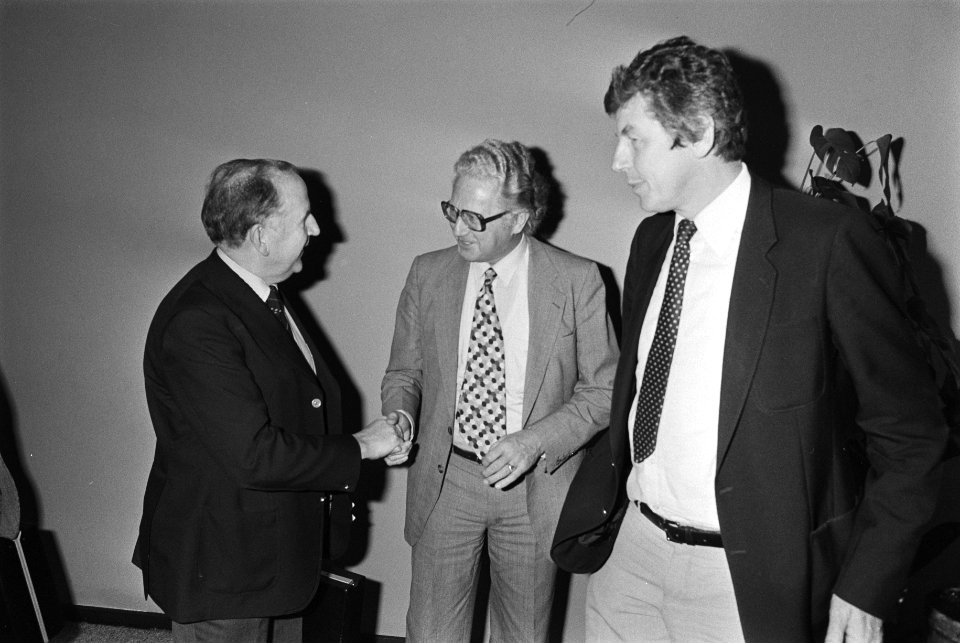 VNO-voorzitter Van Veen begroet CNV-voorzitter Van der Meulen, rechts FNV-voorzi, Bestanddeelnr 932-3732