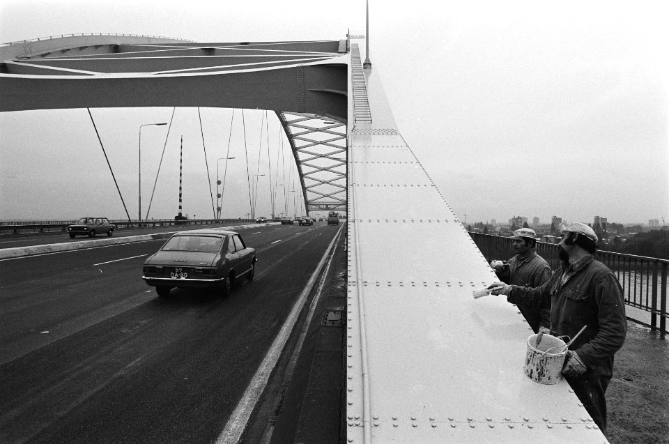 Voltooiing van het met de hand schilderen van de Van Brienenoordbrug over de Nie, Bestanddeelnr 931-0374