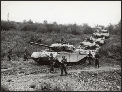 Vogelsang (West-Duitsland). Legeroefeningen 32e regiment. Centuriontanks en infa, Bestanddeelnr 050-0522