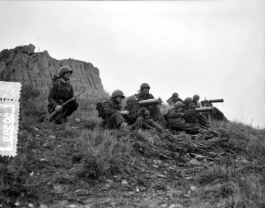 Vogelsang (West-Duitsland). Legeroefeningen 32e regiment. Infanterie-oefeningen, Bestanddeelnr 908-0597