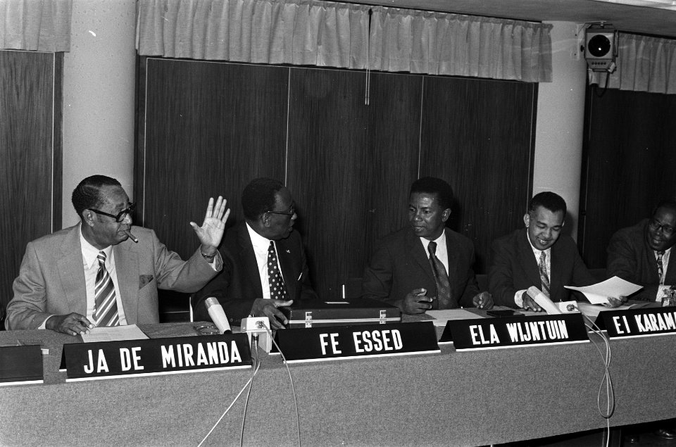 Voltallige Koninkrijkscommissie in Den Haag bijeen v.l.n.r. J.A. de Miranda, F., Bestanddeelnr 927-4878