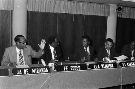 Voltallige Koninkrijkscommissie in Den Haag bijeen v.l.n.r. J.A. de Miranda, F., Bestanddeelnr 927-4878