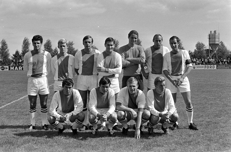 Volewijckers tegen Velox 2-0. Elftal Volewijckers Fens, Bogaard, Adriaanse, Lag, Bestanddeelnr 920-6160