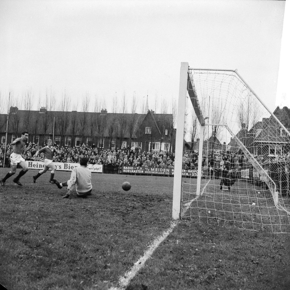 Volewijckers tegen GVAV 1-1 Doelman Roffer , Polak en de Ruiter, Bestanddeelnr 913-2012