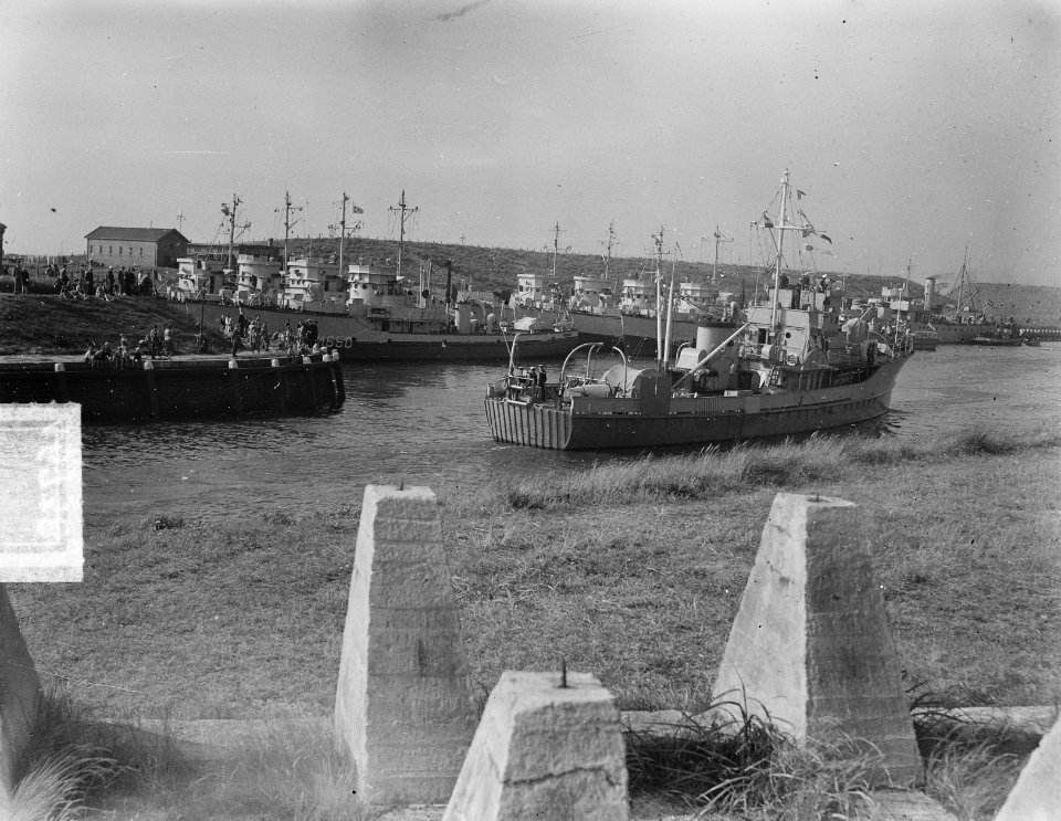 Vlootoefening Factotum. Vlootschouw mijnenvegers voor Scheveningen. In de Sche, Bestanddeelnr 904-6738
