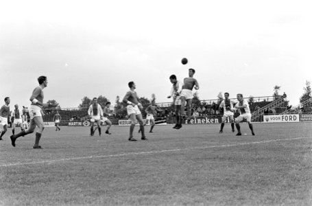 Volewijckers tegen RBC 1-4, aanval Volwijck, Fins probeert bal door te koppen, Bestanddeelnr 919-4478
