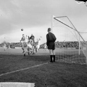 Volewijckers tegen Volendam 2-1, voor het Volendams doel midden Kwakman nr. 4 Jo, Bestanddeelnr 917-2987