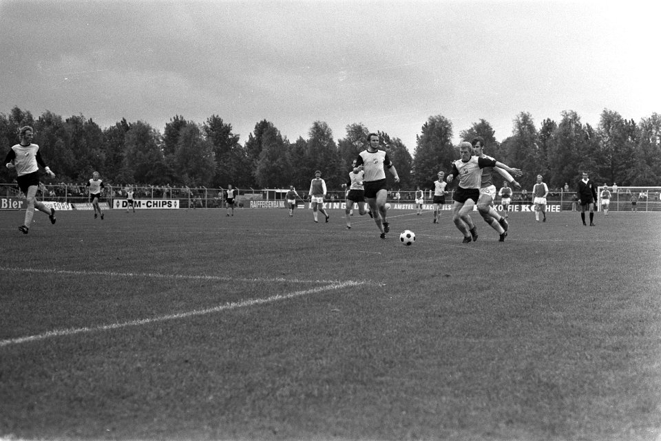 Volewijckers tegen Veendam 1-1, (r) Tony Coster (Volewijckers) verliest bal, Bestanddeelnr 924-8718