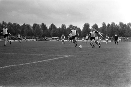 Volewijckers tegen Veendam 1-1, (r) Tony Coster (Volewijckers) verliest bal, Bestanddeelnr 924-8718