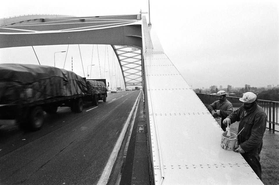 Voltooiing van het met de hand schilderen van de Van Brienenoordbrug over de Nie, Bestanddeelnr 931-0375