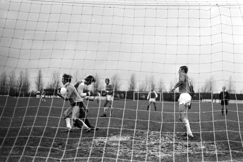 Volewijckers tegen RCH 0-1 RCK-keeper Bes met bal, Bestanddeelnr 924-0724