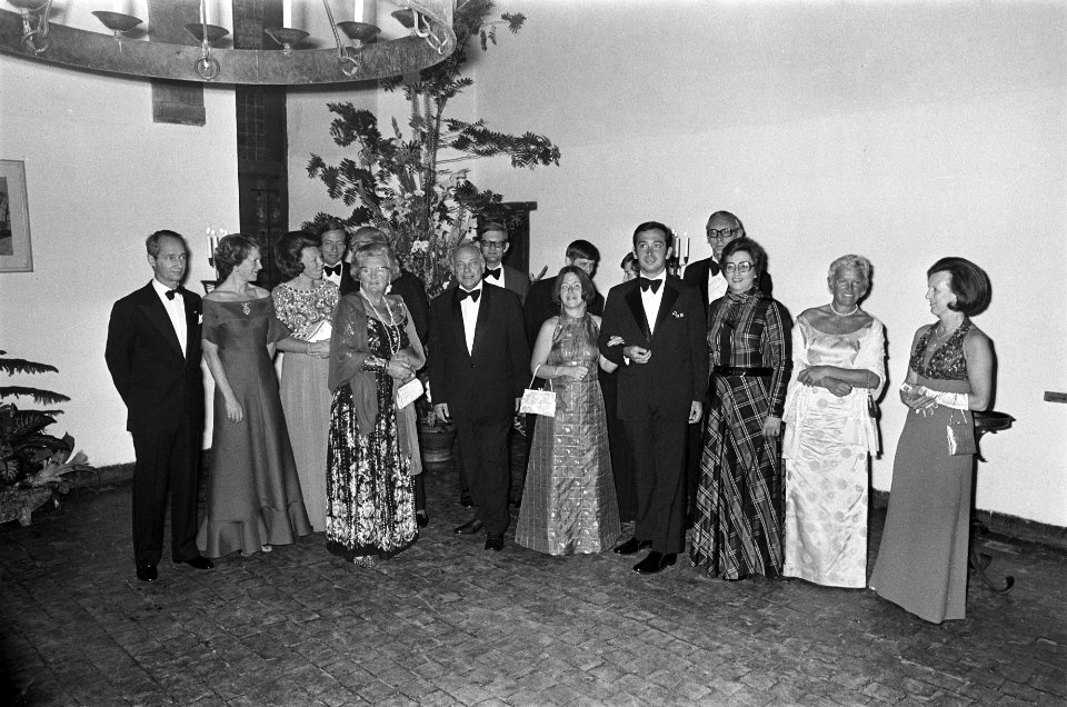 Voltallige koninklijke familie met minister-president Den Uyl (naast koningin Ju, Bestanddeelnr 928-0049