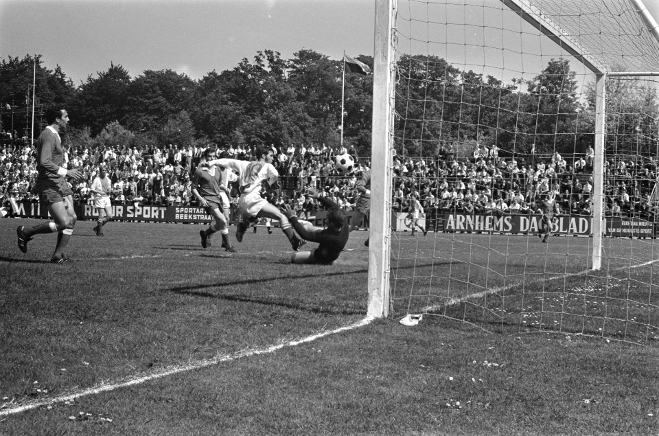 Volewijckers tegen Eindhoven 1-0 te Arnhem Eindhoven degradeert, Verweij maakt d, Bestanddeelnr 922-4975