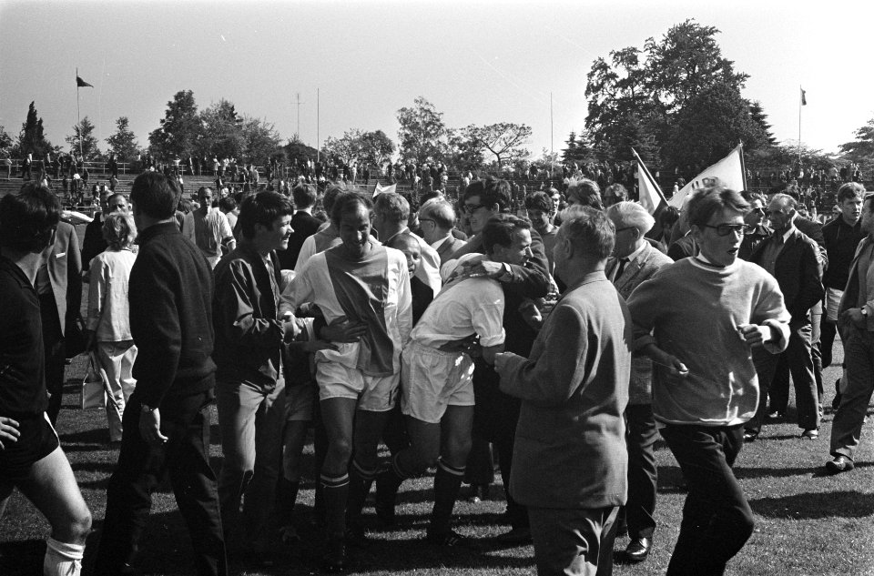 Volewijckers tegen Eindhoven 1-0 te Arnhem Volewijck supporters op veld, Bestanddeelnr 922-4976
