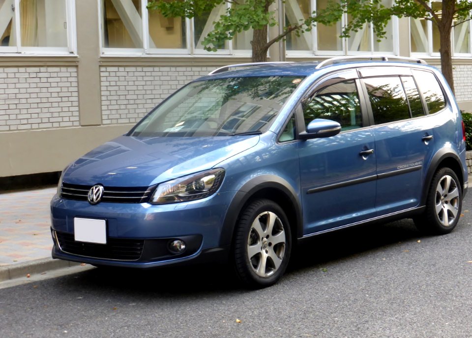 Volkswagen CrossTouran front