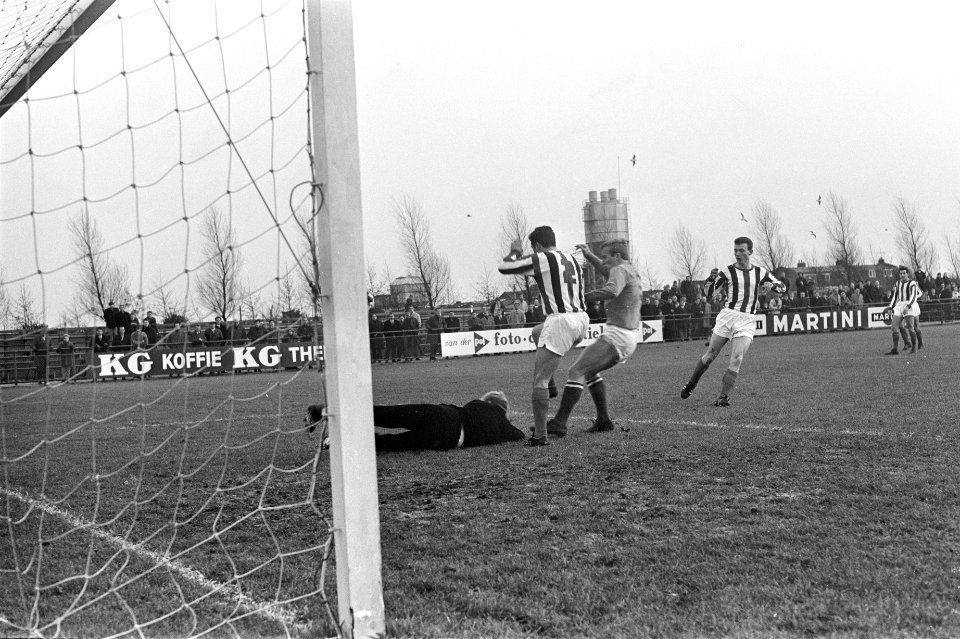 Volewijckers tegen Willem II . Aanval Volewijckers. Engelsma probeert bal te ber, Bestanddeelnr 920-8977