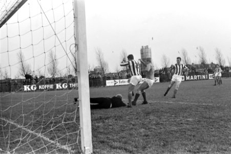 Volewijckers tegen Willem II . Aanval Volewijckers. Engelsma probeert bal te ber, Bestanddeelnr 920-8977
