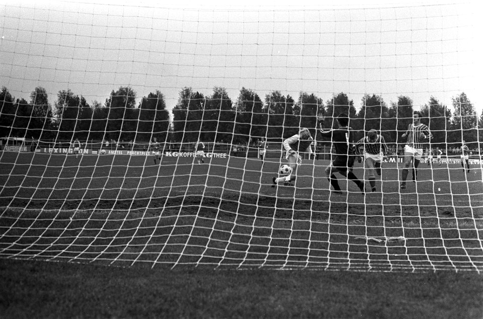 Volewijckers tegen Helmond Sport 1-1, actie, Bestanddeelnr 924-9285