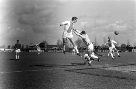 Volewijckers tegen NEC 3-1, Reuser (VW) kopt over keeper De Bree , rechts Schaft, Bestanddeelnr 920-1538