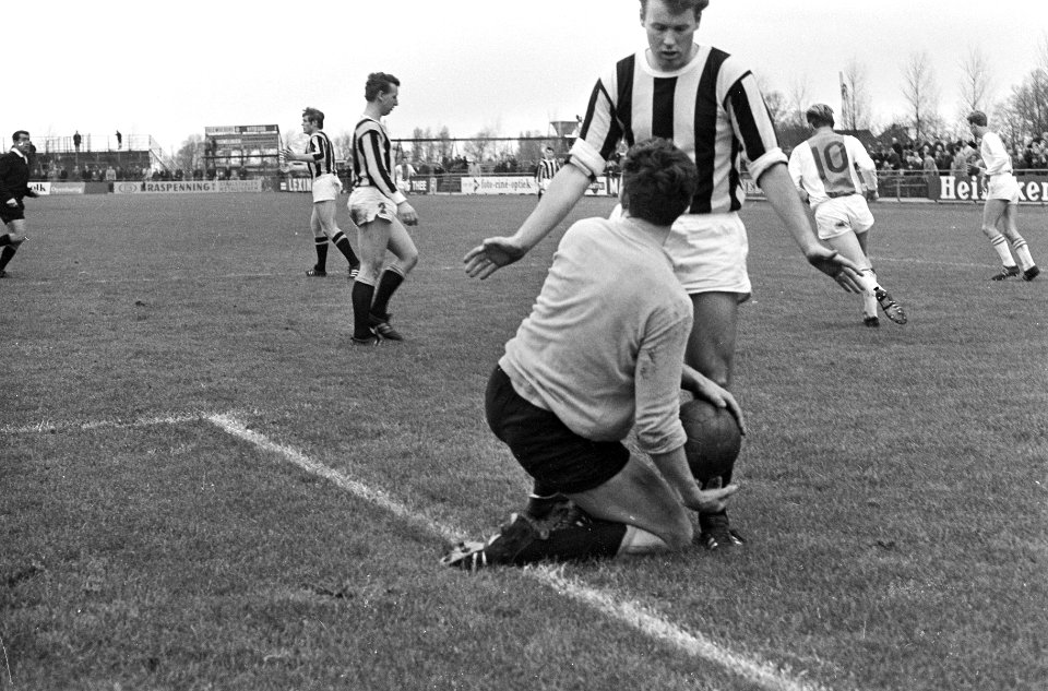 Volewijckers tegen Vitesse 1-2. Doelman Van der Zwaard geassisteerd door ploegge, Bestanddeelnr 920-8506