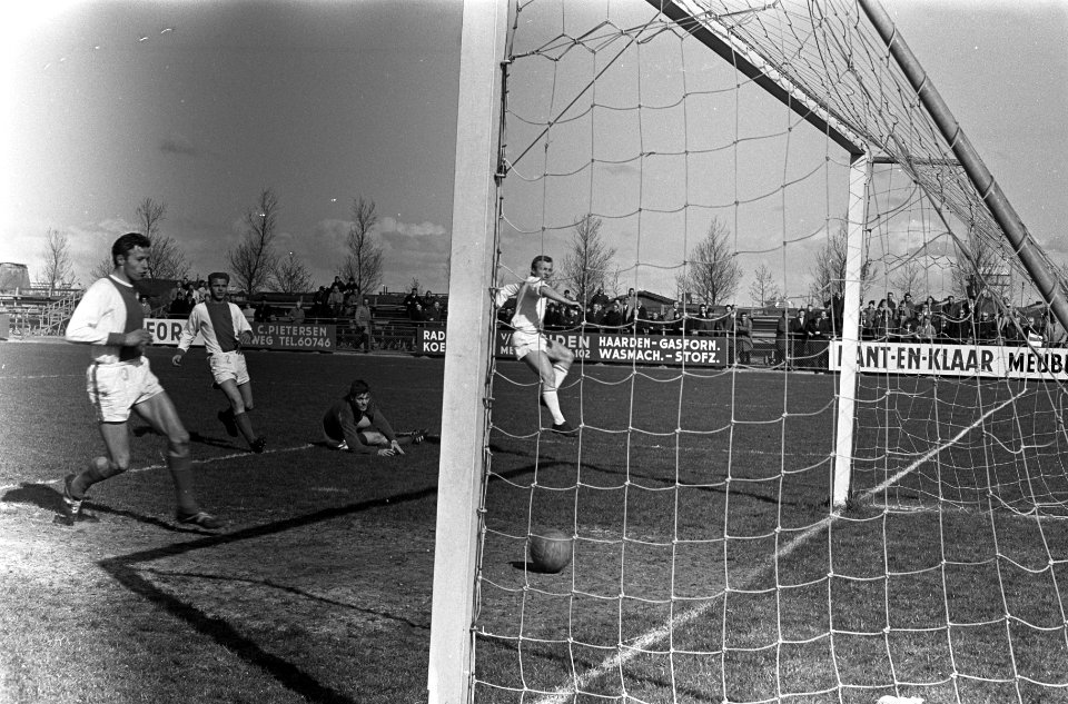 Volewijckers tegen Eindhoven 1-0, Engelsma (VW) scoort, keeper Bax is geslagen, Bestanddeelnr 920-2569