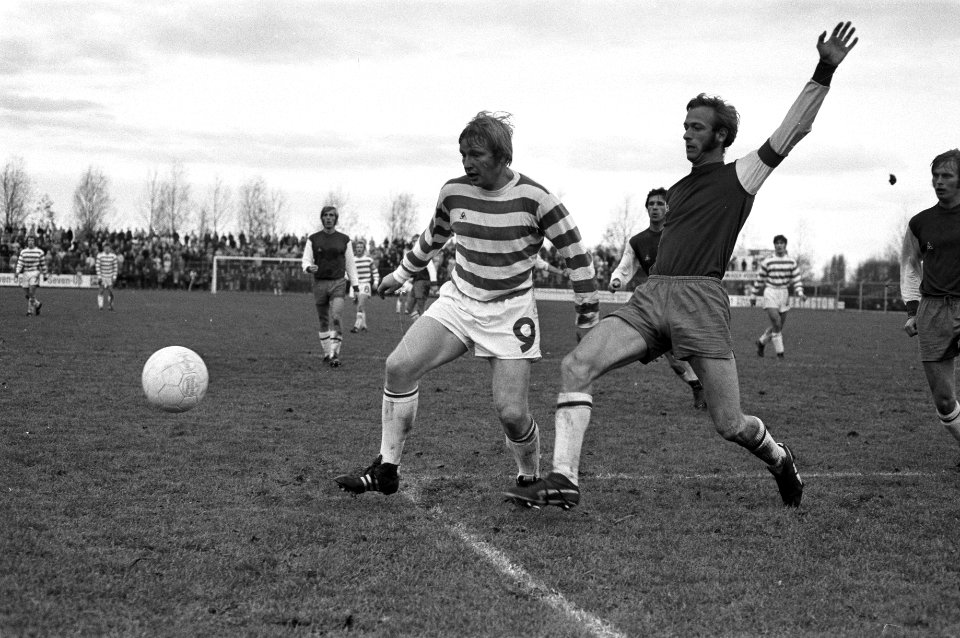 Volewijckers tegen Haarlem 0-1, Fine (l) (Volewijckers) e Hoeben (r) (Haarlem) i, Bestanddeelnr 925-1385
