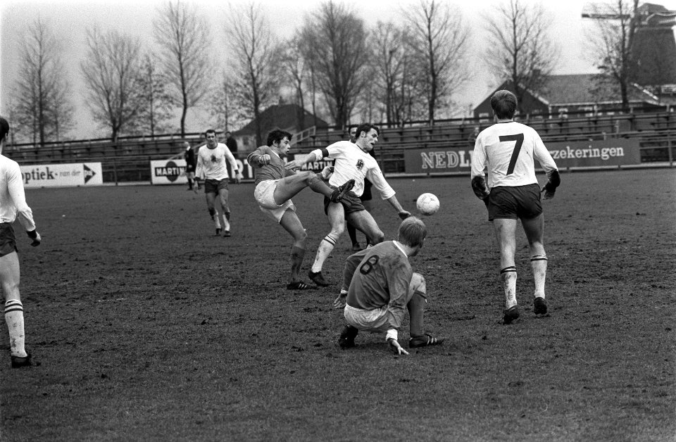 Volewijckers tegen Helmond Sport 2-0. Nummer 11 Stout (witte broek) in aktie, Bestanddeelnr 923-3963