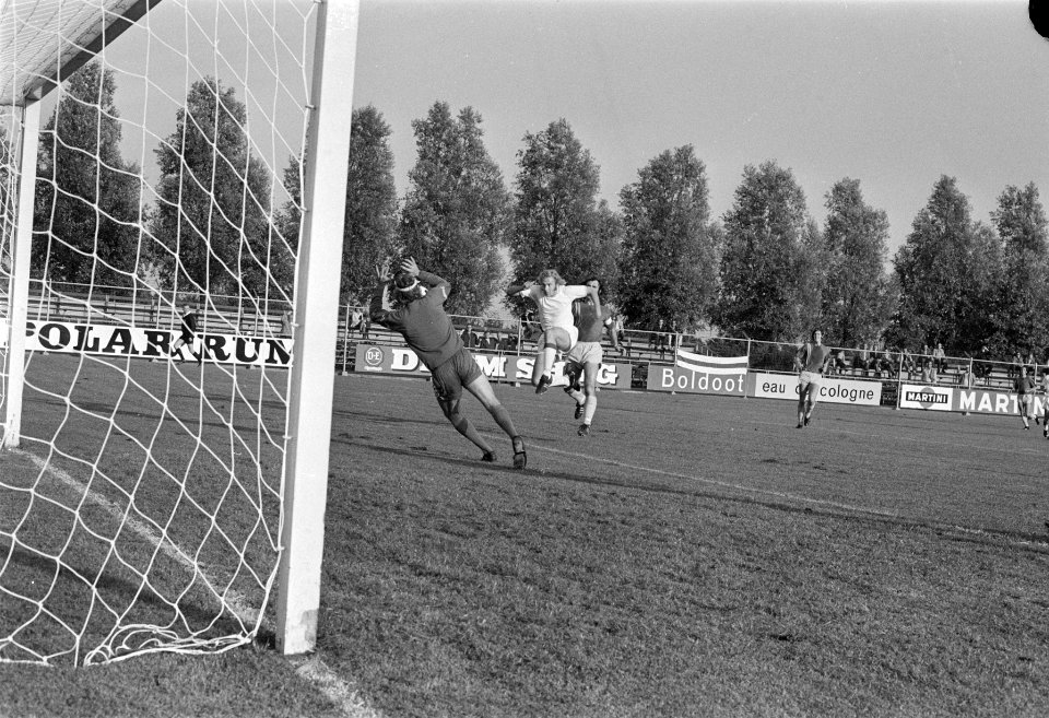 Volewijckers tegen FSC 1-2, Fiene schiet in handen van FSC-keeper Nieuwing, numm, Bestanddeelnr 925-8126