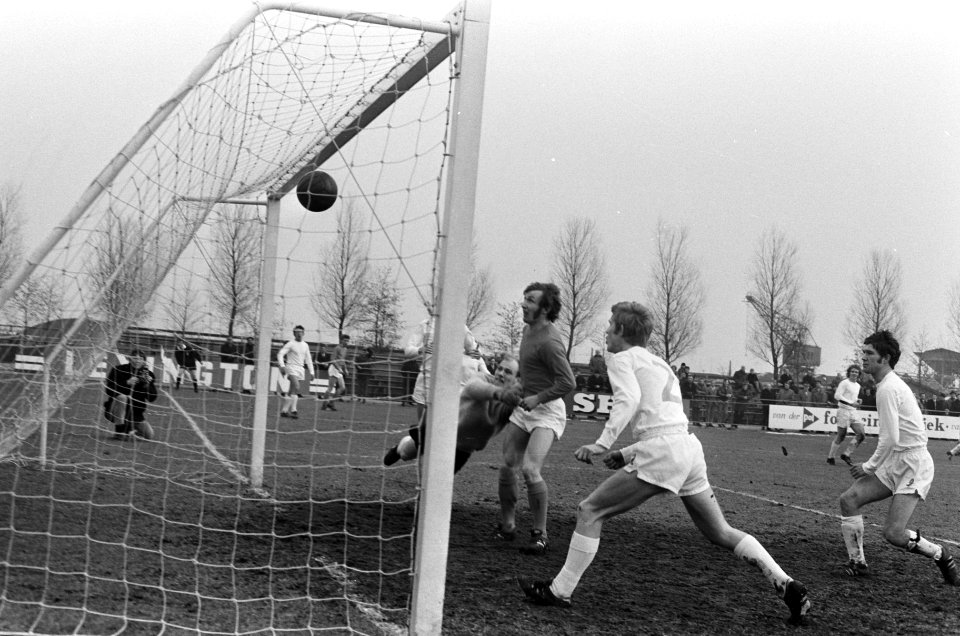 Volewijckers tegen Volendam 0-2. Majoor (rechts) kopt bal in 0-1, keeper Duits , Bestanddeelnr 923-3279