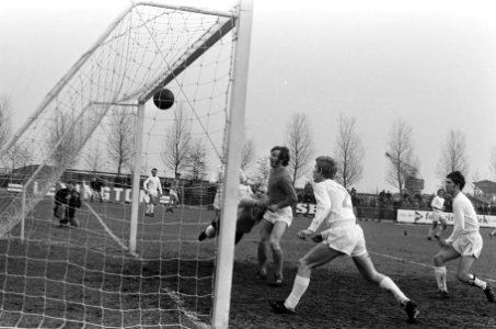 Volewijckers tegen Volendam 0-2. Majoor (rechts) kopt bal in 0-1, keeper Duits , Bestanddeelnr 923-3279
