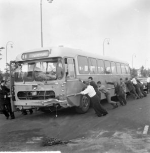 Volkswagen onder bus van de NZH op de Jan van Galenstraa te Amsterdam, Bestanddeelnr 915-2369