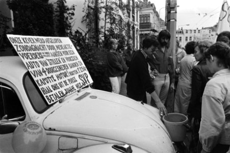 Volkswagen met bord met daarop verzoek om geld in te zamelen, Bestanddeelnr 931-7047