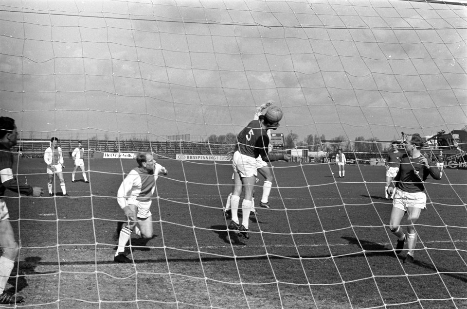 Volewijckers tegen NEC 3-1, Wout Schaft heeft ingekopt, Koning (NEC) is geslagen, Bestanddeelnr 920-1539