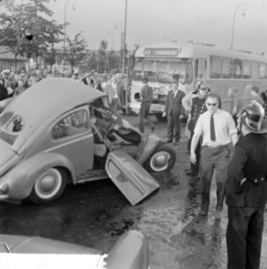Volkswagen onder bus van de NZH op de Jan van Galenstraa te Amsterdam, Bestanddeelnr 915-2367